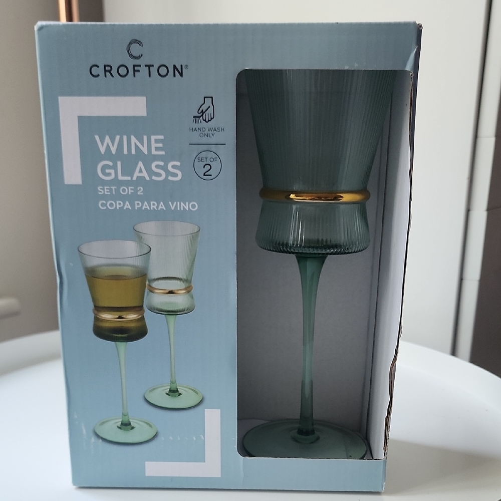 Elegant Green and Gold Drinkware for Dining